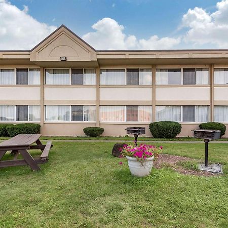 Quality Inn & Suites Vestal Binghamton Near University Buitenkant foto