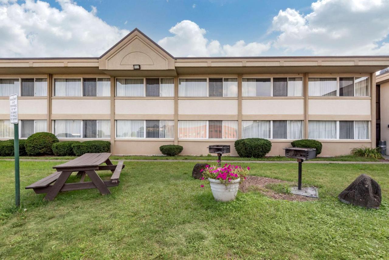 Quality Inn & Suites Vestal Binghamton Near University Buitenkant foto