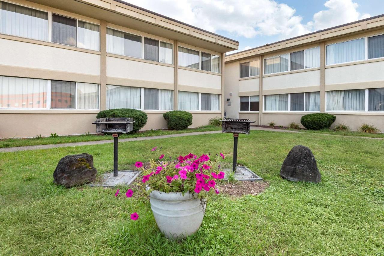 Quality Inn & Suites Vestal Binghamton Near University Buitenkant foto
