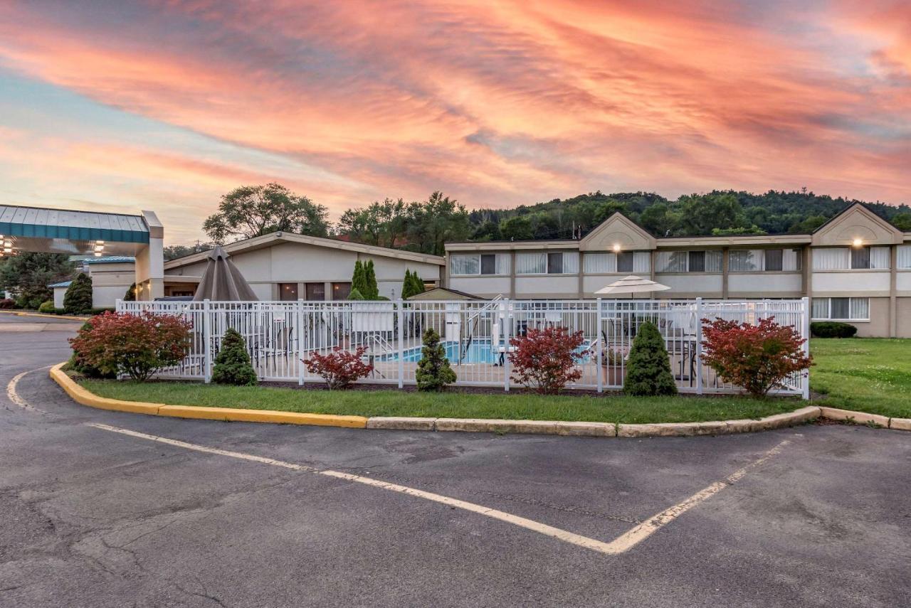 Quality Inn & Suites Vestal Binghamton Near University Buitenkant foto
