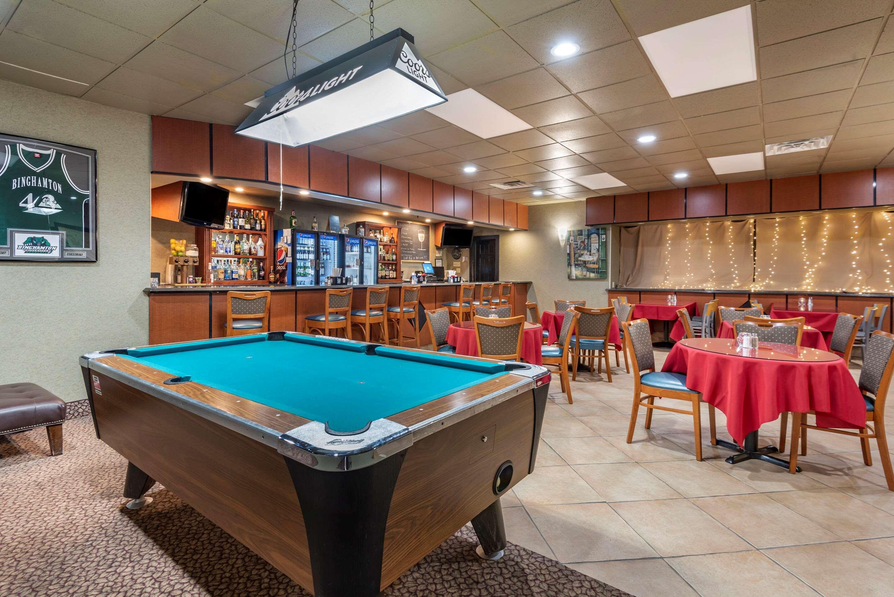 Quality Inn & Suites Vestal Binghamton Near University Buitenkant foto