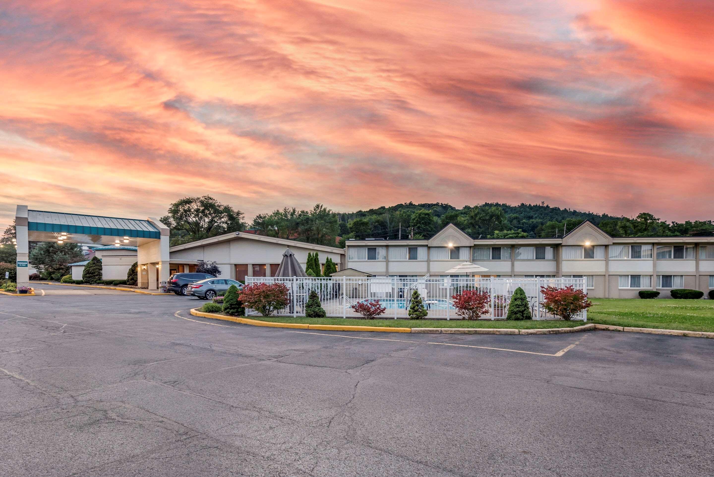 Quality Inn & Suites Vestal Binghamton Near University Buitenkant foto