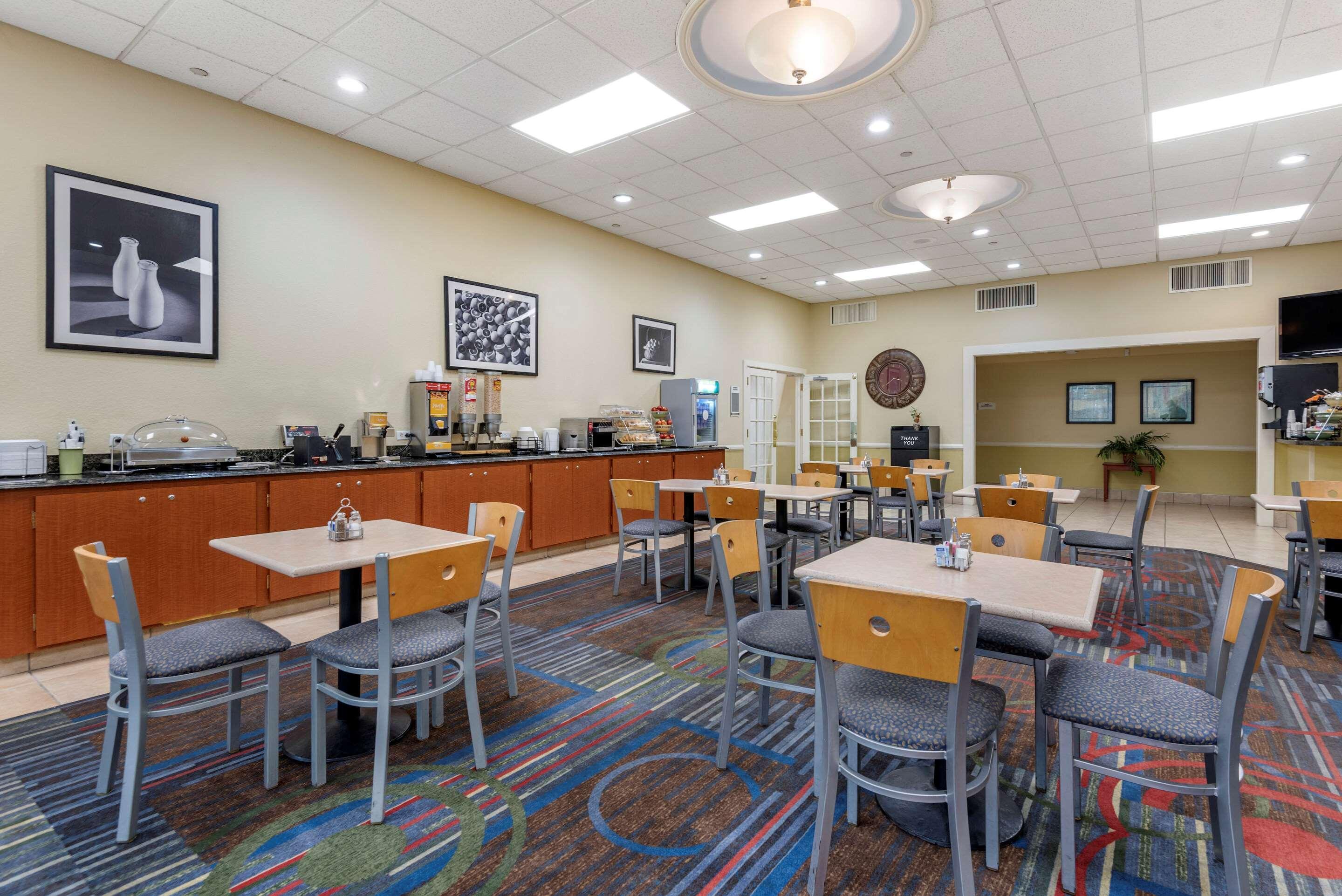 Quality Inn & Suites Vestal Binghamton Near University Buitenkant foto