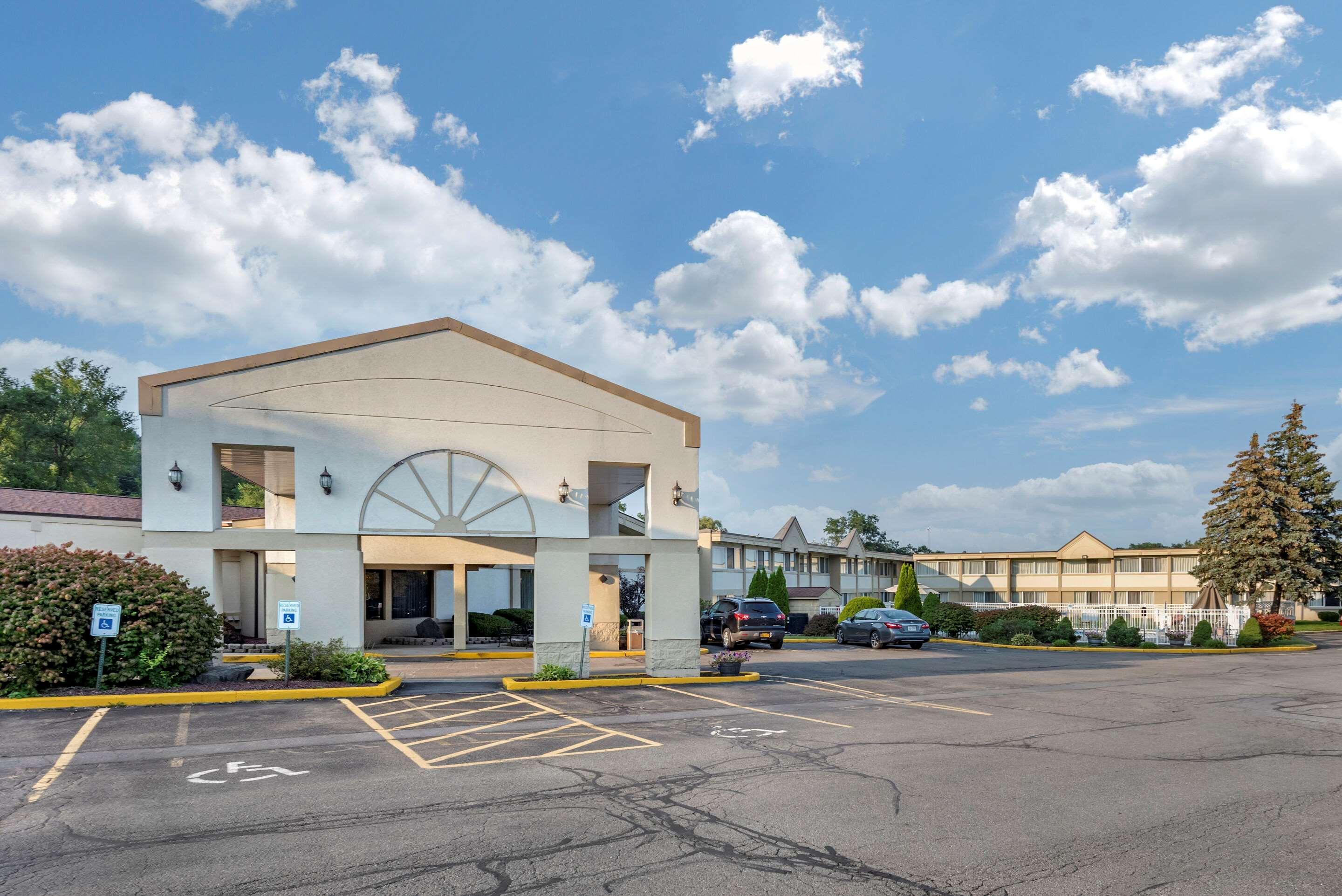 Quality Inn & Suites Vestal Binghamton Near University Buitenkant foto