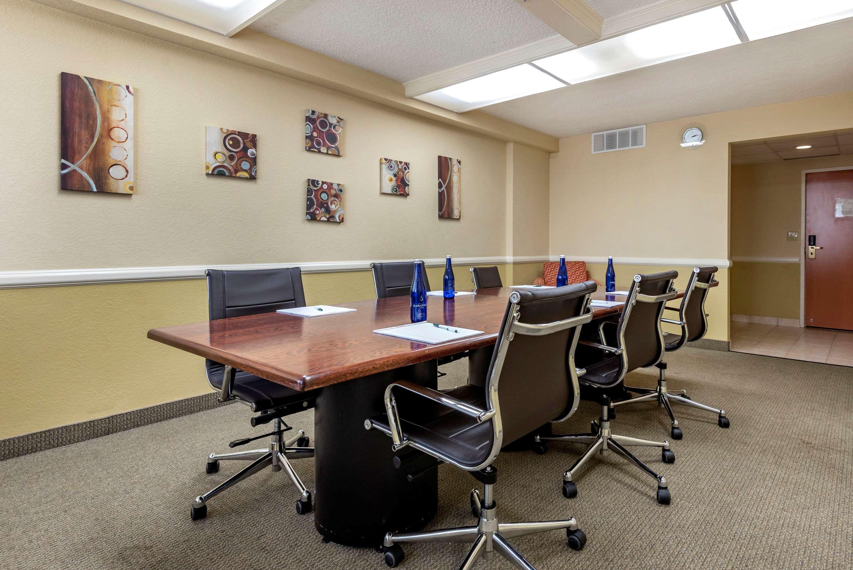 Quality Inn & Suites Vestal Binghamton Near University Buitenkant foto