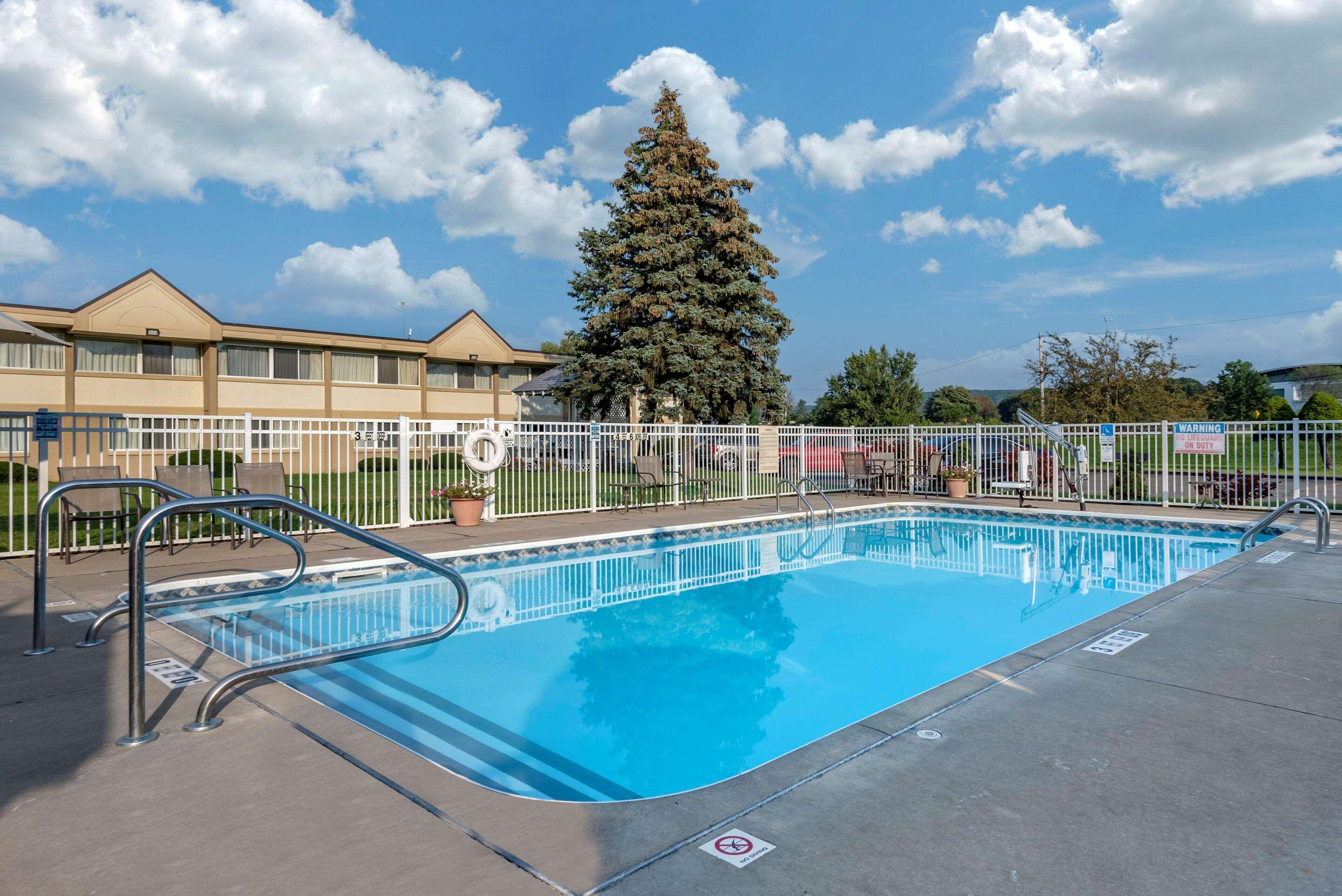 Quality Inn & Suites Vestal Binghamton Near University Buitenkant foto