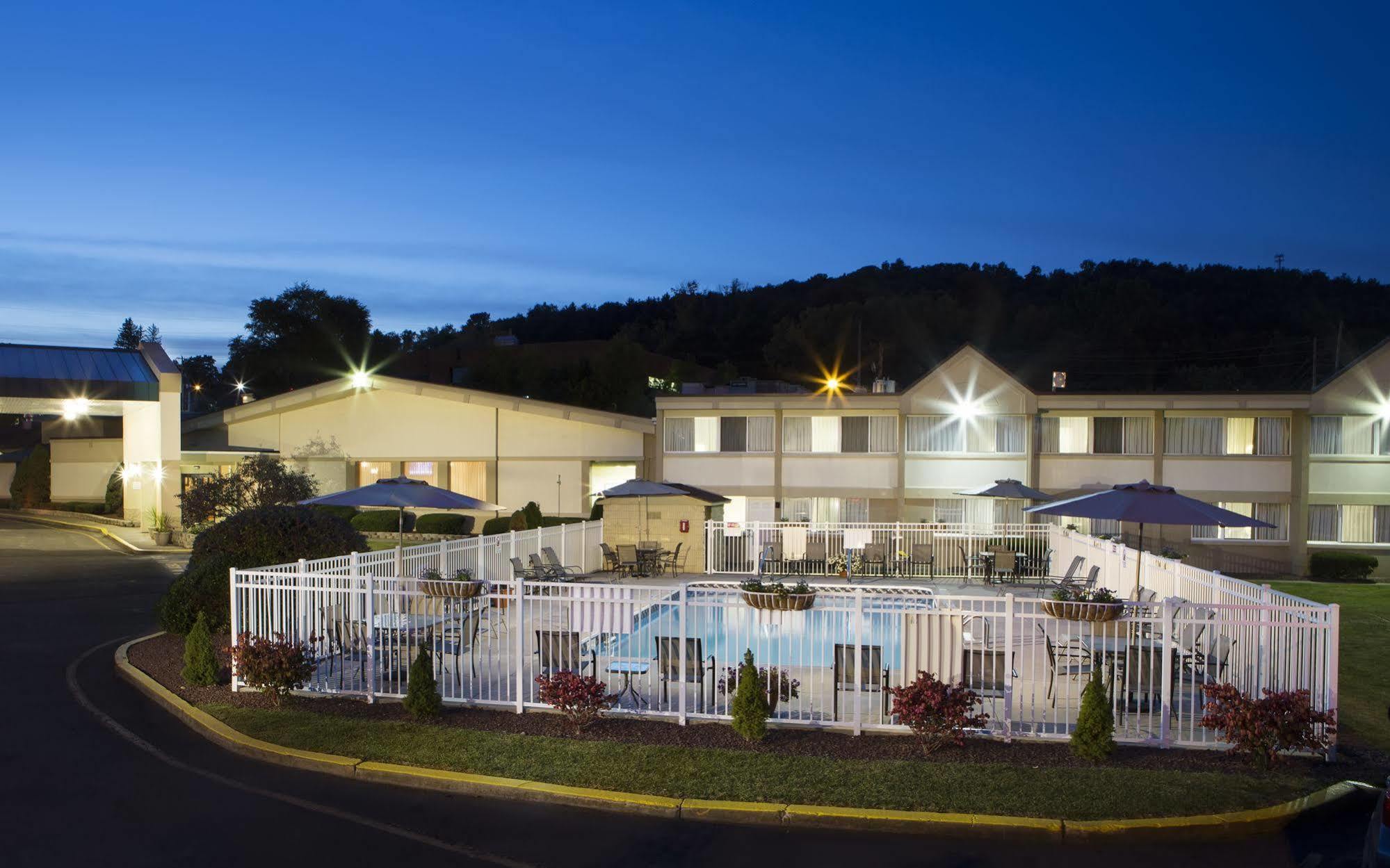 Quality Inn & Suites Vestal Binghamton Near University Buitenkant foto
